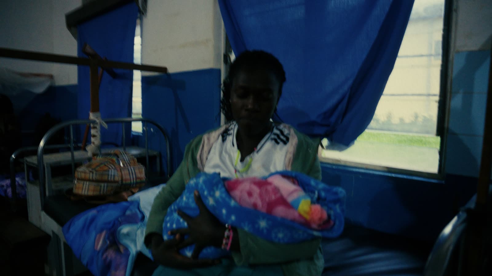 Eine junge Mutter hält ihr neugeborenes Kind auf einer Station in Uganda.